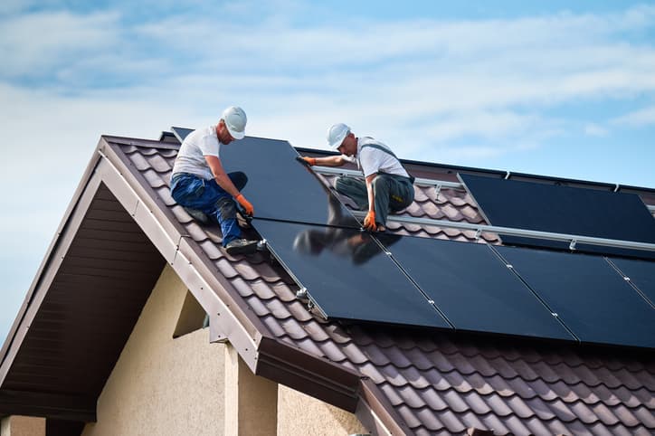 Installation de panneaux solaires par les équipes Power Energie